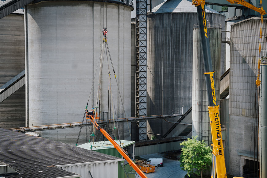 Reducing CO2 emissions: Liebherr LTM 1650-8.1 mobile crane installs silo at cement plant